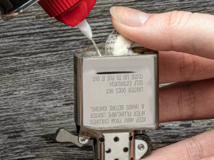 Kako napuniti Zippo upaljač?